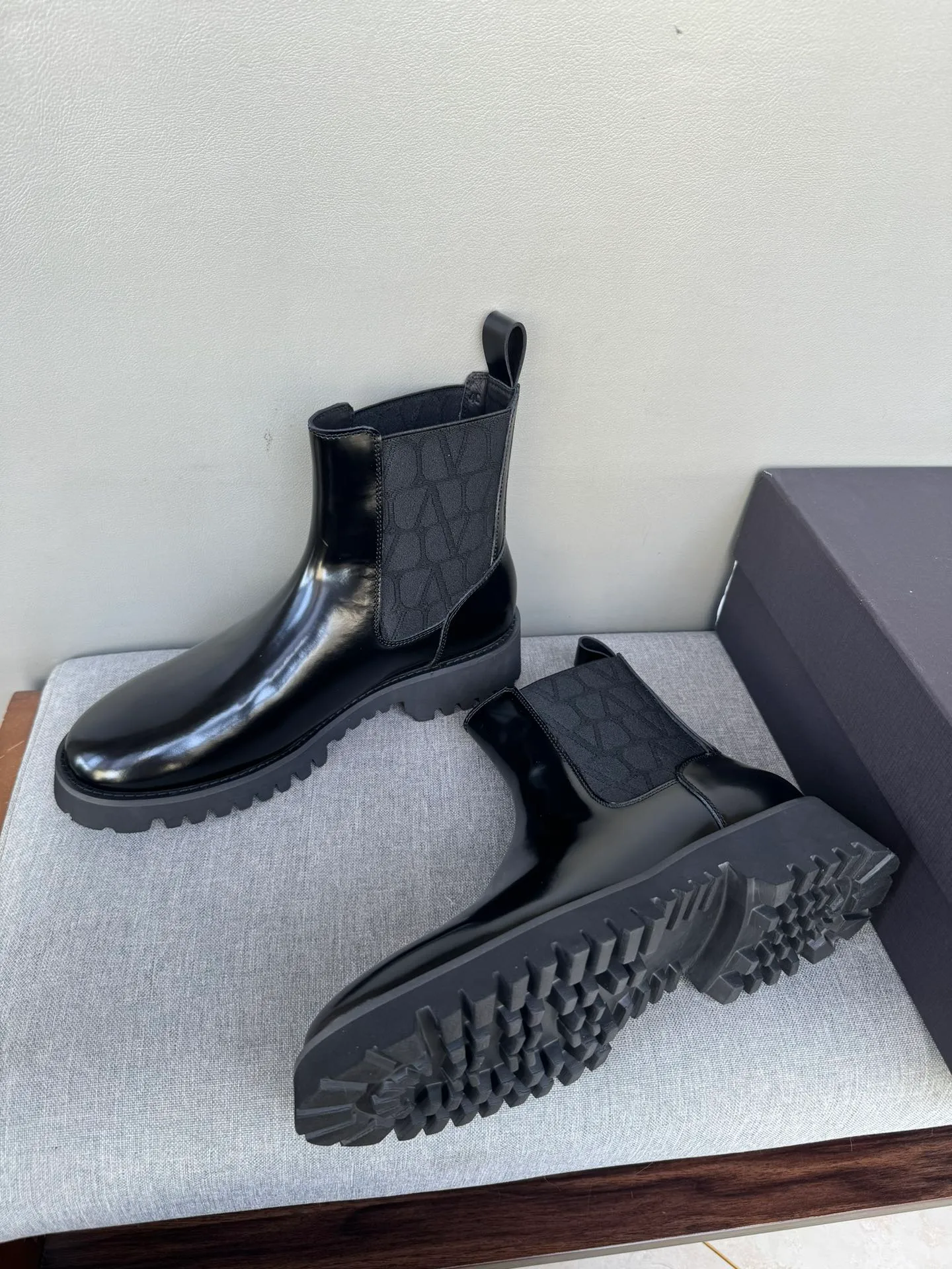 [Valentino] Top P: 1000💰 Size: Men 39-44 (45 customized) Valentino VLTN casual shoes 2025 latest winter series, original 1:1 development Casual men's leather shoes Made with heavy investment, shoes and boots are made of imported cowhide that is not easy to deform, black cowhide lining, original foam outsole, black open edge beads, black suede, brown suede Factory craftsmanship, perfect products are only prepared for you who know taste! Any comparison is welcome!